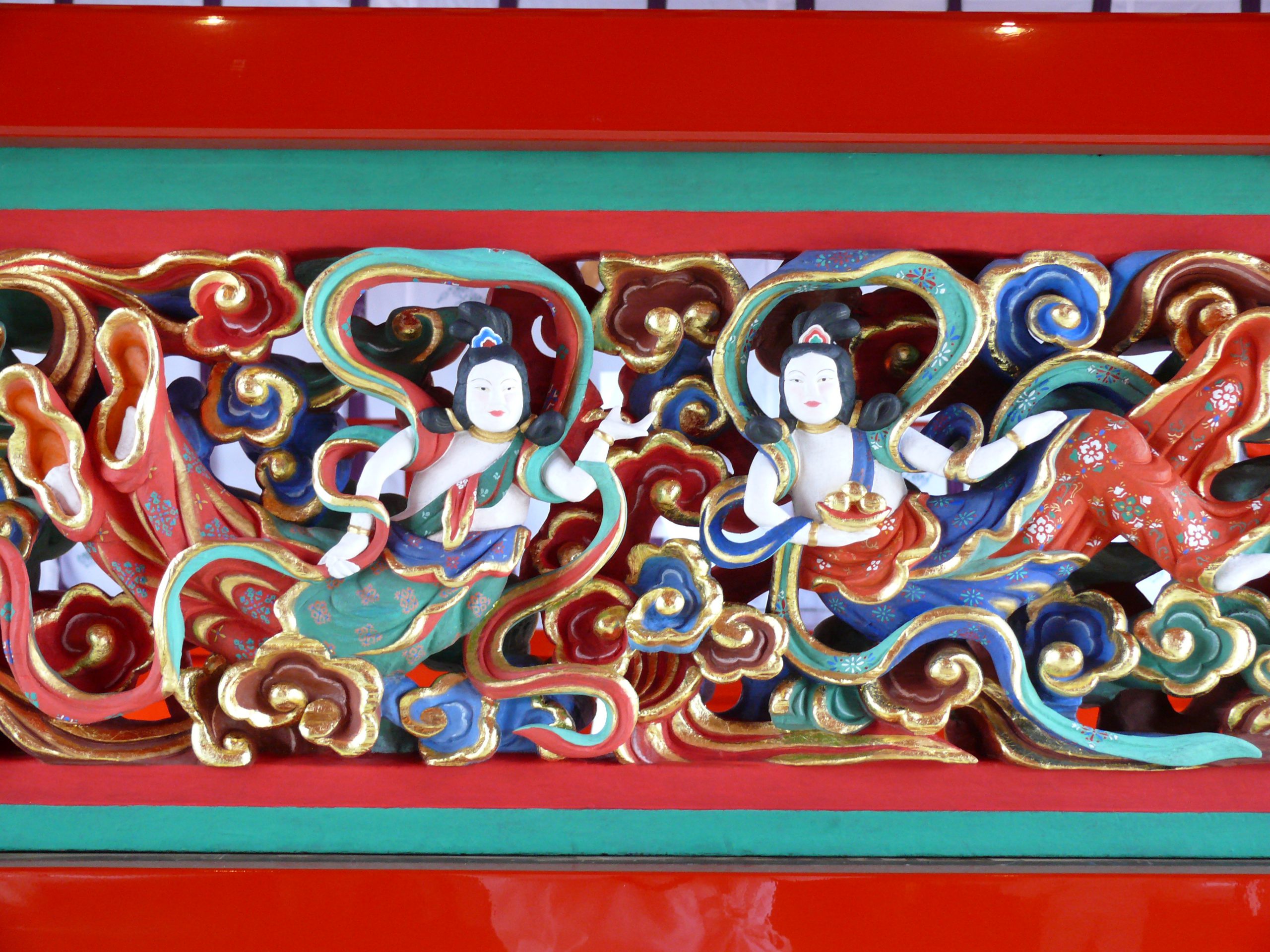 Yawata:Iwashimizu Hachimanngu Main Shrine (Heavenly maidens:An ornamental carving )