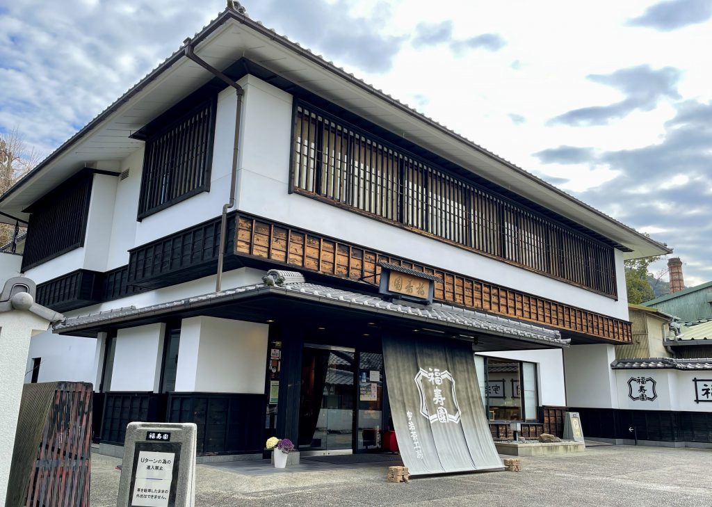 At a green tea workshop on the Uji river, you can appreciate various charms of Japanese tea to your heart’s content.