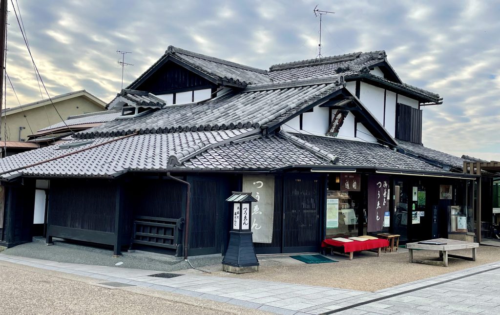 How about stopping by at the oldest extant tea shop in Japan?